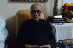 Giáo sư Vũ Khiêu trả lời phỏng vấn của phóng viên Vietnam+ (Ảnh: Nguyễn Anh/ Vietnam+)