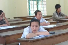 Thí sinh "bó tay" trong phòng thi (Ảnh: Phạm Mai/Vietnam+)