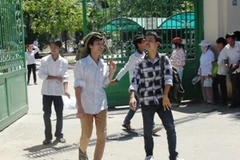 Sau buổi thi, thí sinh thở phào.(Ảnh: Xuân Dũng/Vietnam+).
