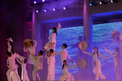 Một chương trình biểu diễn tại Festival Biển Nha Trang 2013. (Ảnh: Thanh Hà/TTXVN)