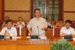 Đồng chí Phùng Hữu Phú, Phó Chủ tịch Thường trực Hội đồng Lý luận Trung ương, thành viên Ban Chỉ đạo, trình bày dự thảo Đề cương Báo cáo tổng kết một số vấn đề lý luận và thực tiễn qua 30 năm đổi mới. Ảnh: Trí Dũng - TTXVN