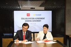 Bà Lê Thị Lệ Hằng, Tổng Giám đốc Công ty Quản lý Quỹ SSI và ông Young-hoon Bae, Tổng giám đốc Công ty Quản lý Quỹ NH-Amundi tại lễ ký kết, ngày 13/1. (Ảnh: CTV/Vietnam+)