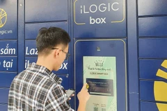 Nhận hàng tự động qua tủ khóa thông minh, người tiêu dùng sẽ chủ động nhận hàng mà không cần tiếp xúc với nhân viên giao hàng hay người bán hàng. (Ảnh: CTV/Vietnam+)