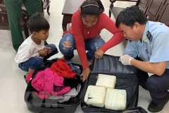 Đối tượng và tang vật tại Chi cục Hải quan cửa khẩu Mộc Bài, ngày 3/12 (Ảnh: Lê Đức Hoảnh/TTXVN)