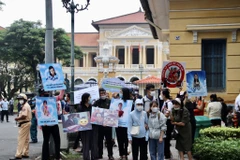 Rất đông người dân căng biểu ngữ ủng hộ bé V.A bên ngoài tòa