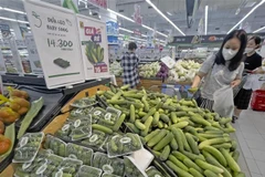 Khách lựa chọn hàng hóa tại Siêu thị Big C & GO Long Biên. (Ảnh: Trần Việt/TTXVN)