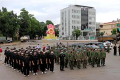 Lực lượng an ninh tỉnh Hòa Bình đưa hàng hóa ủng hộ nhân dân Thành phố Hồ Chí Minh phòng, chống dịch COVID-19. (Ảnh: Thanh Hải/TTXVN)