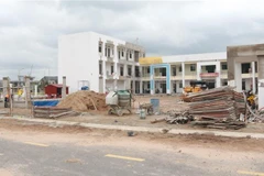 Trường mần non số 3, Khu tái định định cư Lộc An-Bình Sơn là công trình hiếm hoi có một ít công nhân đang làm việc. (Ảnh: Công Phong/TTXVN)