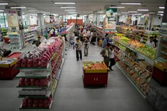 Người dân mua sắm tại một siêu thị ở Pyongyang, Hàn Quốc. (Ảnh: AFP/TTXVN)