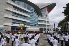 Lễ thượng cờ tại Quảng trường Kim Tử Kinh, Khu hành chính đặc biệt Hong Kong (Trung Quốc) nhân kỷ niệm 25 năm ngày Hong Kong được trao trả cho Trung Quốc sau 156 năm thuộc quyền quản lý của Anh (1/7/1997-1/7/2022). (Ảnh: AFP/TTXVN)