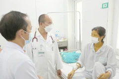 Phó Giáo sư, Tiến sỹ Đỗ Duy Cường (áo blue trắng, đứng giữa) thăm khám cho bệnh nhân Ng.T.Nh trước khi được xuất viện. (Nguồn: bachmai.gov.vn)