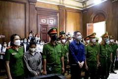 Hai bị cáo nghe Quyết định của Hội đồng xét xử. (Ảnh: Thành Chung/TTXVN)