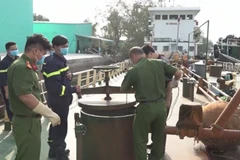Công an khám xét phương tiện liên quan đến đường dây buôn lậu 200 triệu lít xăng. (Nguồn: congan.com.vn)