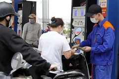 Mua bán xăng dầu tại một điểm kinh doanh xăng dầu trên địa bàn Hà Nội. (Ảnh: Trần Việt/TTXVN)