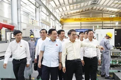 Chủ tịch Quốc hội Vương Đình Huệ thăm dây chuyền lắp giáp và sản xuất ôtô của Tập đoàn Trường Hải. (Ảnh: Doãn Tấn/TTXVN)