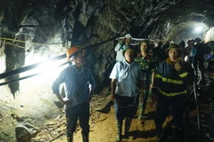 Lãnh đạo huyện Nậm Pồ tại hiện trường chỉ đạo lực lượng chức năng tìm kiếm nạn nhân. (Ảnh: Xuân Tư/TTXVN)