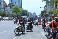 Nút giao Ngã Tư Sở được phân làn, nhiều người dân vẫn cố tình đi trái đường để di chuyển hướng về phía Tây Sơn. (Ảnh: Tuấn Anh/TTXVN)