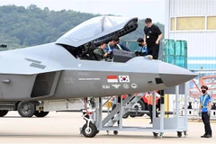 Phi công kiểm tra máy bay chiến đấu KF-21 do Hàn Quốc chế tạo, chuẩn bị cho chuyến bay thử nghiệm đầu tiên, tại trụ sở của nhà sản xuất Korea Aerospace Industries Ltd. (Ảnh: YONHAP/TTXVN)