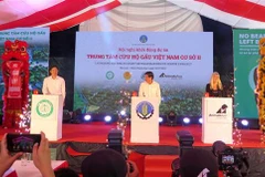 Các đại biểu nhấn nút khởi động dự án. (Ảnh: Tường Vi/TTXVN)
