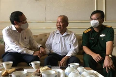 Bí thư Thành ủy Thành phố Hồ Chí Minh Nguyễn Văn Nên thăm hỏi Anh hùng Lực lượng vũ trang Nguyễn Văn Đức, một trong những người lính bộ đội Cụ Hồ đã từng chỉ huy đoàn tàu không số. (Ảnh: Thanh Vũ/TTXVN)