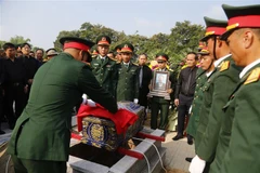 An táng hài cốt liệt sỹ. (Nguồn: TTXVN)