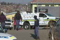 Cảnh sát được triển khai tại hiện trường vụ nổ súng ở thị trấn Soweto, Nam Phi. (Ảnh: ABC/TTXVN)