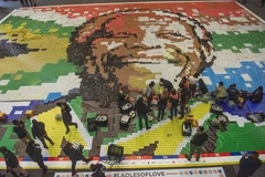 56.685 lon thực phẩm được dùng để xếp bức tranh khảm chân dung của cựu tổng thống Nelson Mandela ở Trung tâm hội nghị quốc tế tại thành phố Cape Town. Bức tranh có kích thước khoảng 472,5m2 và mất 6 giờ thực hiện. (Ảnh: Hồng Minh/TTXVN)