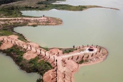 Công trình xâm lấn nghiêm trọng lòng hồ Dầu Tiếng từ trên cao. (Ảnh: Huyền Trang/TTXVN)