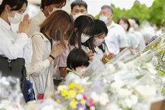 Người dân viếng cố Thủ tướng Nhật Bản Abe Shinzo tại Nara. (Ảnh: Kyodo/TTXVN)