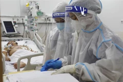 Các y, bác sỹ Bệnh viện hồi sức COVID-19 Thành phố Hồ Chí Minh theo dõi, điều trị tích cực bệnh nhân COVID-19 nặng. (Ảnh: Thanh Vũ/TTXVN)
