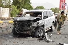 Hiện trường một vụ đánh bom xe ở Aden, Yemen. (Ảnh: THX/TTXVN)