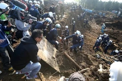 Lực lượng cứu hộ tìm kiếm các nạn nhân động đất ở Minami-Aso, Kumamoto ngày 19/4. (Ảnh: AFP/TTXVN)