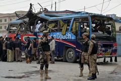 Nhân an ninh điều tra tại hiện trường vụ nổ. (Ảnh: AFP/TTXVN)