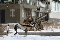 Nhà cửa bị phá hủy sau bão ở Collaroy, bờ biển phía Bắc Sydney, Australia ngày 6/6. (Ảnh: AFP/TTXVN)