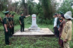 Các chiến sỹ Bộ đội Biên phòng Đồn Sen Bụt thuộc Bộ Chỉ huy Biên phòng Quảng Trị và người dân xã Hướng Phùng, huyện Hướng Hóa, Quảng Trị tại cột mốc biên giới 579 trên tuyến biên giới Việt-Lào. (Ảnh: Hồ Cầu/TTXVN)