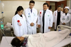 Bộ trưởng Y tế Nguyễn Thị Kim Tiến cùng các đại biểu thăm, tặng quà cho các bệnh nhân đang điều trị tại khu nhà kỹ thuật cao của Bệnh viện Bạch Mai. (Ảnh: Dương Ngọc/TTXVN)