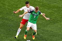 Cầu thủ Robert Lewandowski (trái) đội tuyển Ba Lan tranh bóng quyết liệt với Steven Davis, đội tuyển Bắc Ireland. (Ảnh: EPA/TTXVN)
