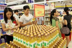 Khách lựa chọn hàng hóa tại một chi nhánh của Fivimart, Hà Nội. (Ảnh: Trần Việt/TTXVN)