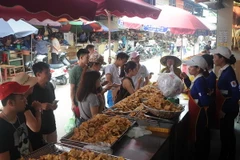 Chả mực là món ăn được nhiều khách hàng lựa chọn khi đến với Hạ Long. (Ảnh: Quang Quyết/TTXVN)