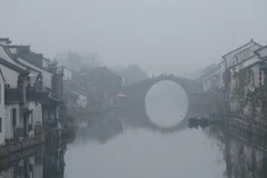 Khói mù bao phủ tỉnh Giang Tô ngày 23/12/2015. (Ảnh: THX/TTXVN)