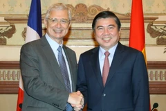 Chủ tịch UBND TP Hồ Chí Minh Nguyễn Thành Phong tiếp Chủ tịch Quốc hội Cộng hòa Pháp Claude Bartolone đang thăm chính thức Việt Nam. (Ảnh: Thanh Vũ/TTXVN)