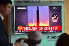 Bản tin về vụ phóng thử tên lửa tầm trung Musudan của Triều Tiên được phát tại nhà ga ở thủ đô Seoul, Hàn Quốc ngày 23/6 vừa qua. (Ảnh: AFP/TTXVN)