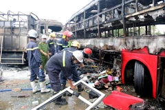 Hiện trường vụ tai nạn giao thông khiến 12 người chết tại Bình Thuận đang được các ngành chức năng khẩn trương xử lý khắc phục hậu quả. (Ảnh: Nguyễn Thanh/TTXVN)