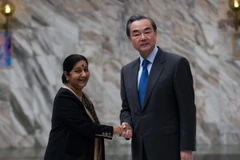 Ngoại trưởng Trung Quốc Vương Nghị (phải) có cuộc hội đàm với người đồng cấp Ấn Độ Sushma Swaraj tại Moskva của Nga hồi tháng Tư vừa qua. (Ảnh: THX/TTXVN)