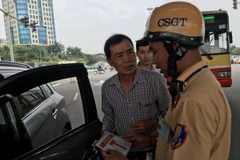 Xe ôtô 30A-652.53 được Cảnh sát giao thông nhắc nhở tại nút giao thông BigC. (Nguồn: baogiaothong.vn)