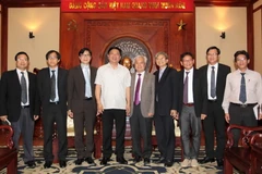 Bí thư Thành ủy TP Hồ Chí Minh Đinh La Thăng với ông Vũ Ngọc Anh, Chuyên gia tư vấn về chiến lược và Quản lý trong công nghiệp và kinh tế số hóa Hội khoa học và Chuyên gia Việt Nam tại Pháp cùng các đại biểu. (Ảnh: Thanh Vũ/TTXVN)