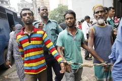 Các đối tượng bị cảnh sát bắt giữ trong chiến dịch lớn truy quét phiến quân tại Dhaka. (Ảnh: EPA/TTXVN)