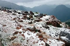 Băng tuyết phủ kín sườn núi. (Ảnh minh họa: Nguyễn Hoàng/TTXVN