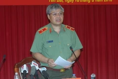 Thiếu tướng Đặng Trần Chiêu, Giám đốc Công an tỉnh phát biểu tại buổi họp báo. (Ảnh: Thế Duyệt/TTXVN)
