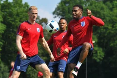 Pha tranh bóng bổng của các cầu thủ đội tuyển Anh và San Marino trong trận đấu vòng loại Euro 2016, diễn ra tại London, Anh, ngày 9/10/2014. (Ảnh: AFP/TTXVN)